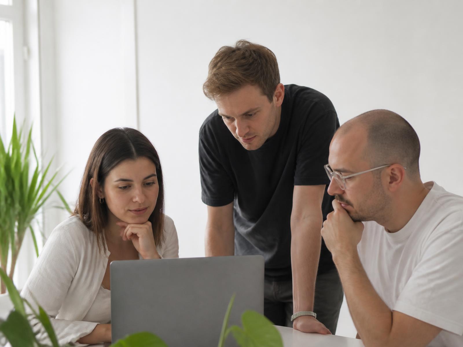 Équipe de l'agence digitale Green Connection travaillant ensemble sur une stratégie d'acquisition
